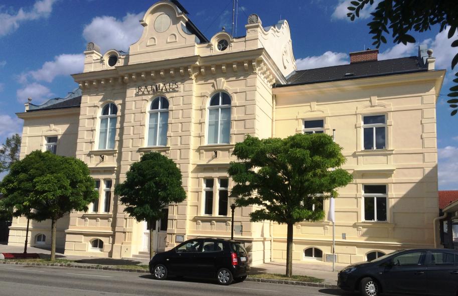 Späthistorisches Rathaus in Felixdorf mit PaX-Kastenfenstern