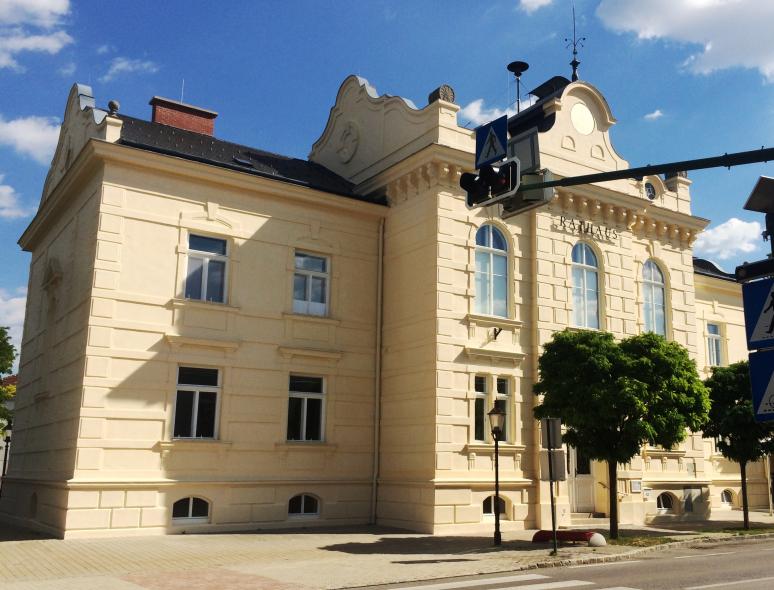 Späthistorisches Rathaus in Felixdorf mit PaX-Kastenfenstern