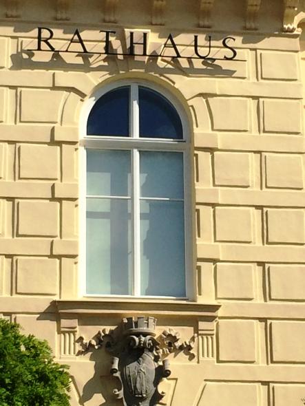 Späthistorisches Rathaus in Felixdorf mit PaX-Kastenfenstern Nahaufnahme