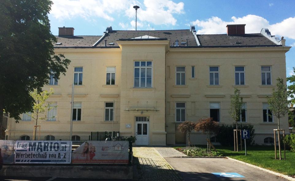 Späthistorisches Rathaus in Felixdorf mit PaX-Kastenfenstern