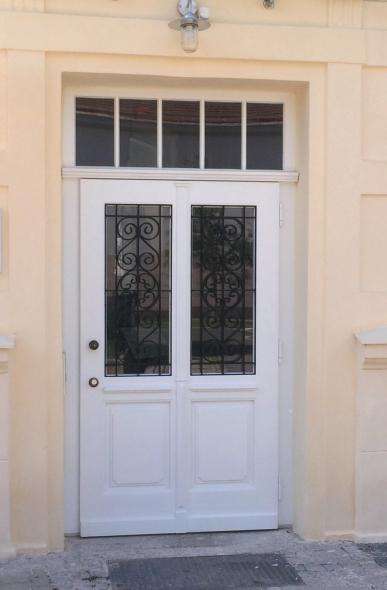 Späthistorisches Rathaus in Felixdorf mit PaX-Kastenfenstern Haustür