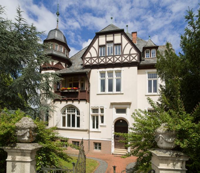 Walmdachvilla von 1902/03 mit PaXretro68 aus Eukalyptus in Wittlich