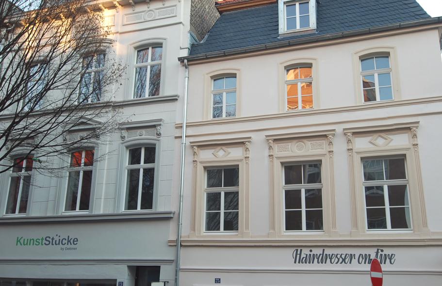 Denkmalgerechte PaXpur58 Fenster aus Eukalyptus für Wohn- und Geschäftshaus aus dem 19. Jahrhundert in Köln