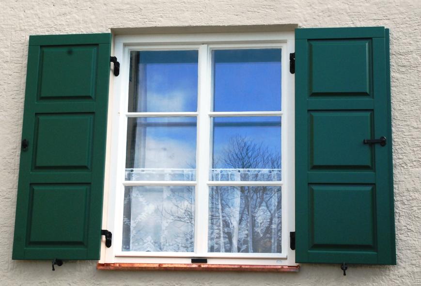 Wohngebäude mit PaX-Kastenfenstern aus Fichte in Landsberg am Lech Nahaufnahme