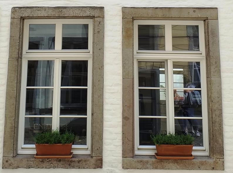 Denkmalfenster PaXretro78 für Weinhandlung En De Canon in Düsseldorf Nahaufnahme