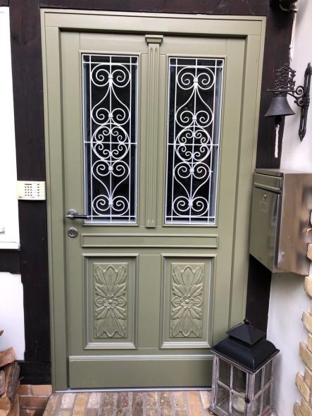 Holzhaustür mit zwei Lichtausschnitten in Berlin Innenansicht