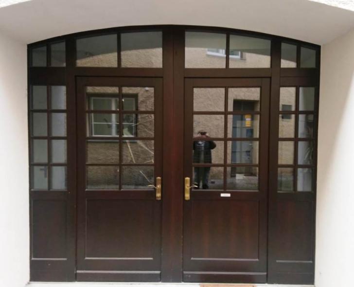 Denkmalfenster PaXretro78 und Haustür für mittelalterliches Stadtgebäude in Hall 