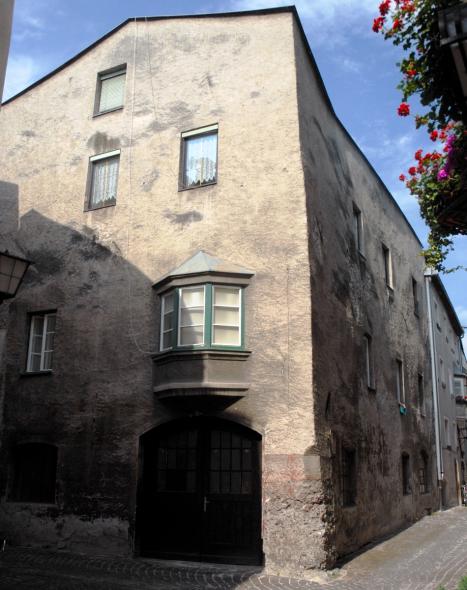 Denkmalfenster PaXretro78 und Haustür für mittelalterliches Stadtgebäude in Hall vorher