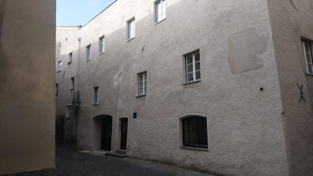 Denkmalfenster PaXretro78 und Haustür für mittelalterliches Stadtgebäude in Hall vorher