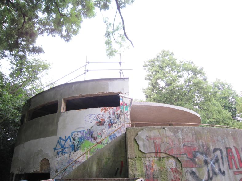 PaXpur58 Fenster aus Kiefer und Vollblatttüren für Pavillon aus den 1920er Jahren in Frankfurt am Main vorher