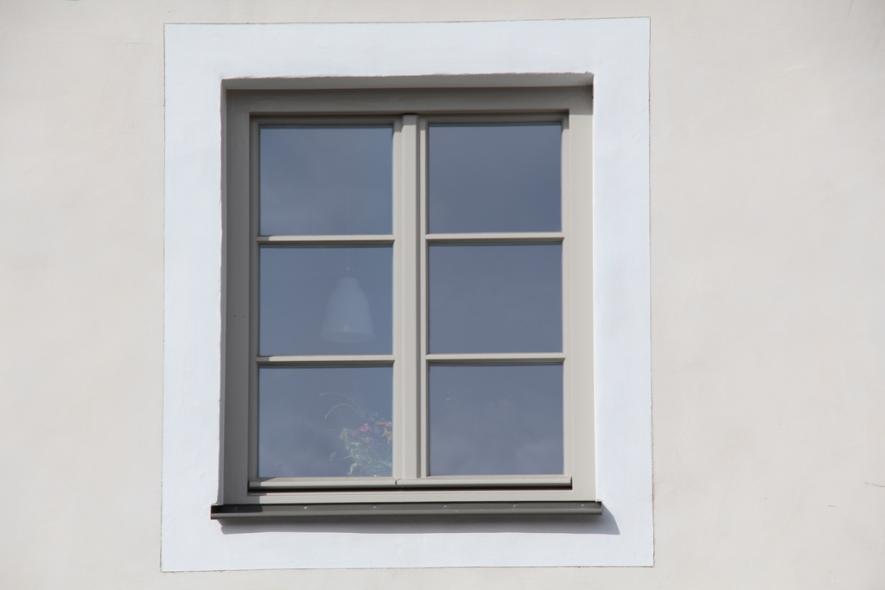 Denkmalfenster PaXretro68 aus Lärche für Gasthof in Tyrlaching Nahaufnahme