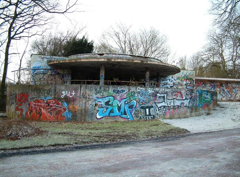 PaXpur58 Fenster aus Kiefer und Vollblatttüren für Pavillon aus den 1920er Jahren in Frankfurt am Main vorher