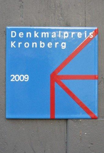 Denkmalfenster PaXretro58 für ehemaliges Rathaus in Kronberg Denkmalpreis Plakette