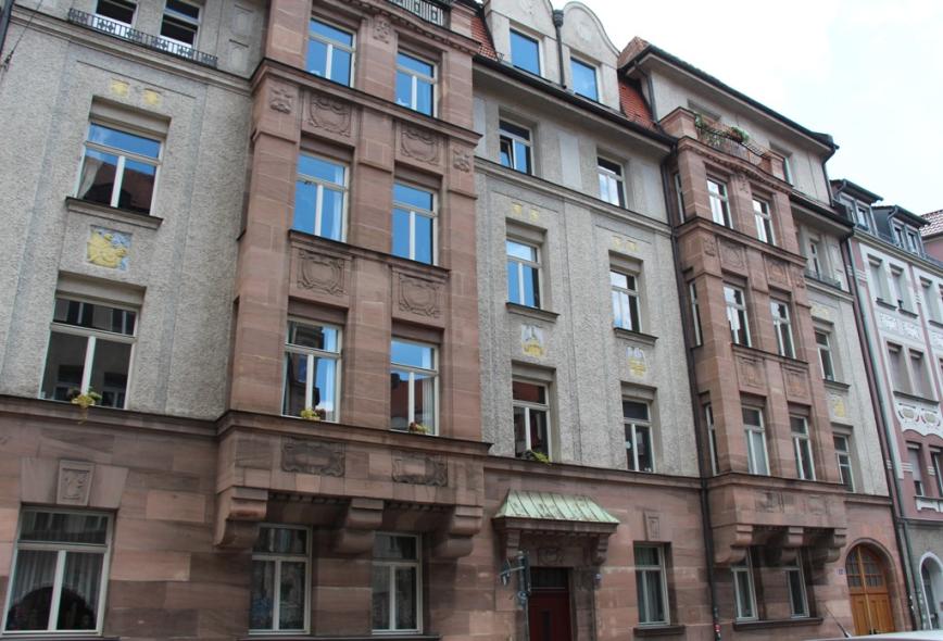 Denkmalschutzfenster PaXretro68 aus Eukalyptus für Mietshaus in Nürnberg