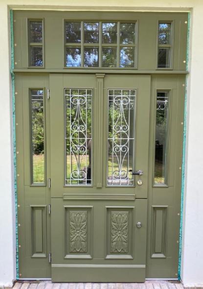 Holzhaustür mit zwei Lichtausschnitten in Berlin 