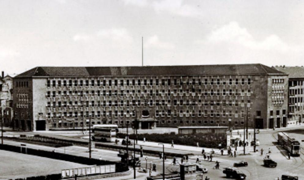PaXcontur78 aus Kiefer für neoklassizistischen Bau in Berlin historisches Bild