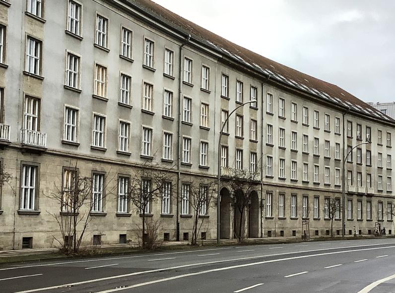 Kastenfenster aus Kiefer für Monumentalbau aus Zeit des Nationalsozialismus in Berlin
