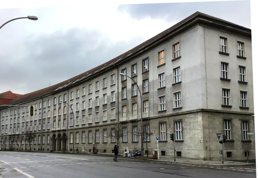 Kastenfenster aus Kiefer für Monumentalbau aus Zeit des Nationalsozialismus in Berlin