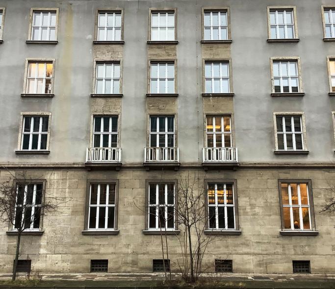 Kastenfenster aus Kiefer für Monumentalbau aus Zeit des Nationalsozialismus in Berlin
