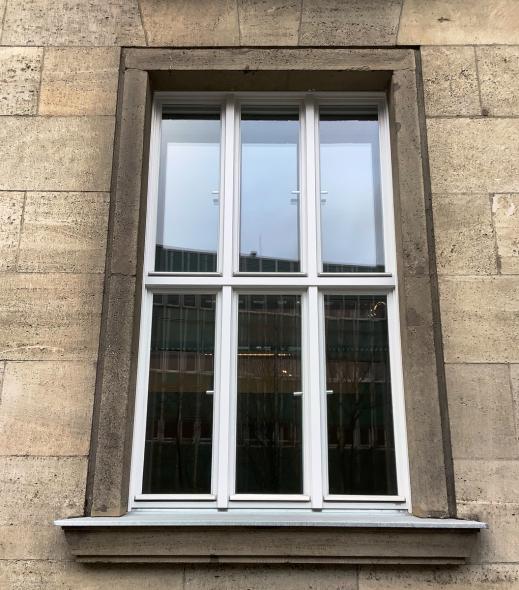 Kastenfenster aus Kiefer für Monumentalbau aus Zeit des Nationalsozialismus in Berlin Nahaufnahme