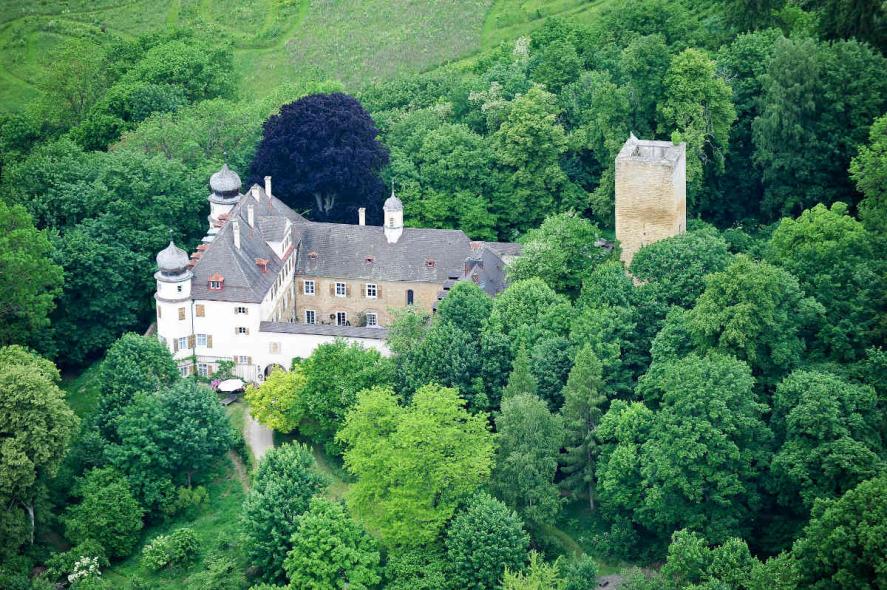 Denkmalgerechte PaXretro58 Fenster für Schloss Neueglofsheim in Thalmassing