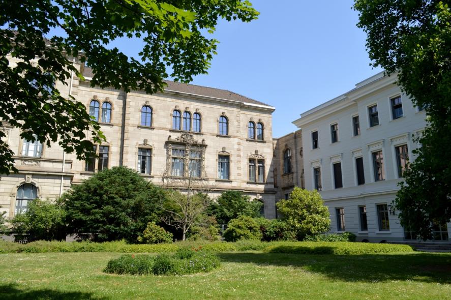 PaXretro78 aus Eukalyptus mit Sonnenschutz für Stadtpalais Krefeld