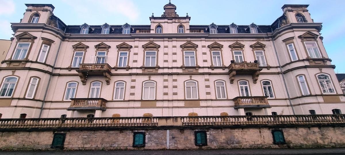 PaXsimplex45 aus Meranti für schlossartiges Doppelwohnhaus in Bingen am Rhein
