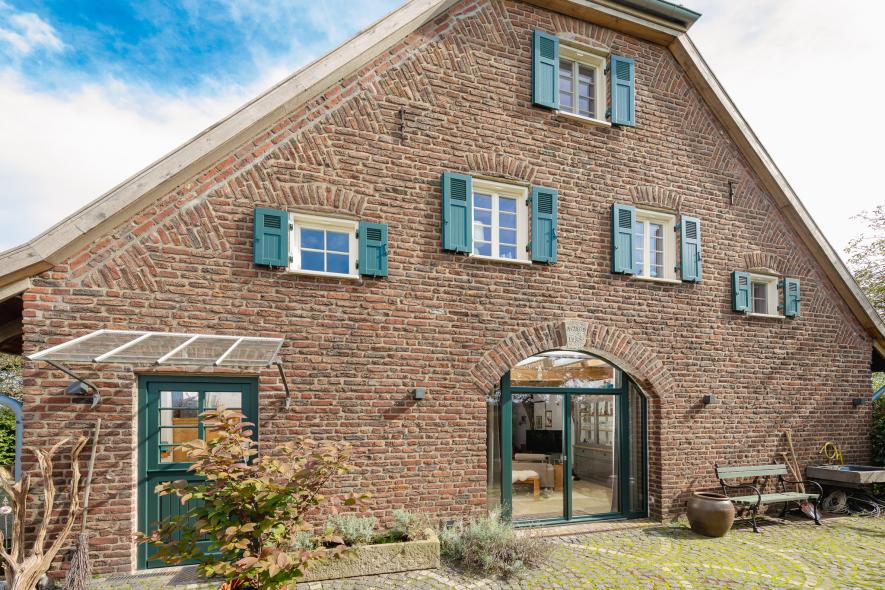 Holz-Haustür mit Lichtausschnitt und Sprossenfenster in Viersen