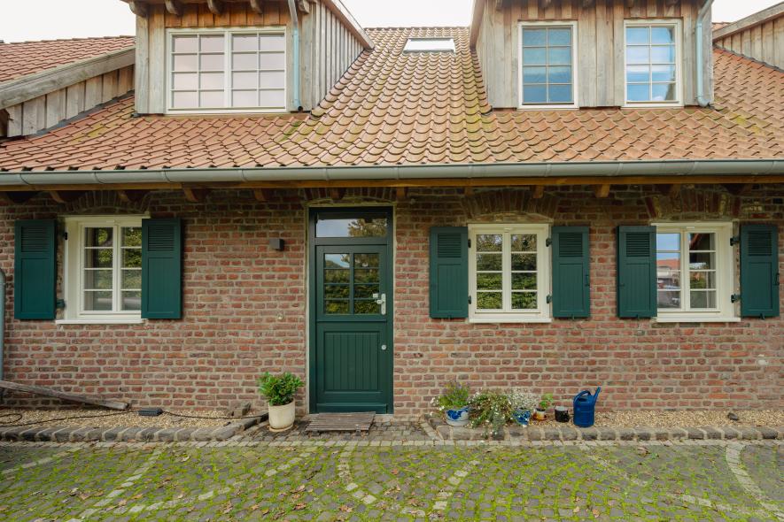 Holz-Haustür mit Lichtausschnitt und Sprossenfenster in Viersen