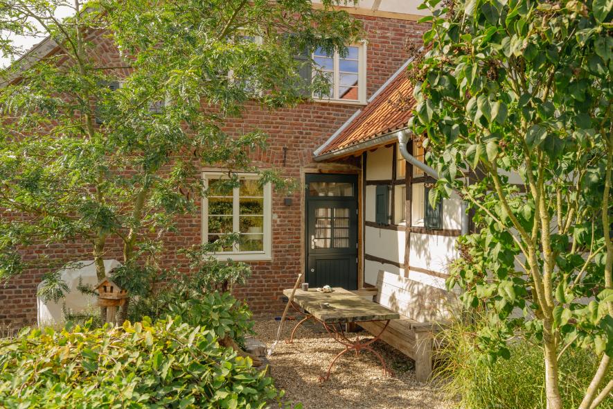 Holz-Haustür mit Lichtausschnitt und Sprossenfenster in Viersen