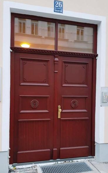 Holz-Haustüren in braun mit Oberlicht in München