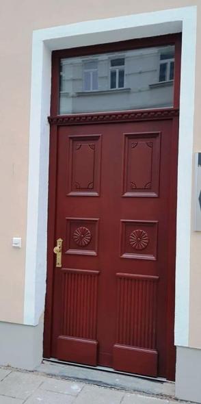 Holz-Haustüren in braun mit Oberlicht in München