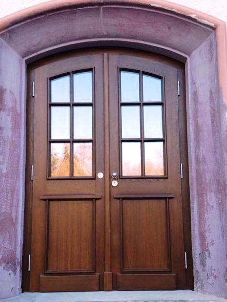 Holz-Haustüren in weiß und braun in Lebach