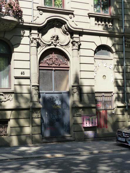 Haustür mit Rundbogen in Wiesbaden vorher