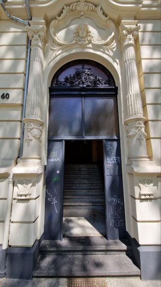 Haustür mit Rundbogen in Wiesbaden vorher