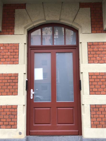 Holz-Haustür mit Milchglas Lichtausschnitt und Oberlicht in Mainz
