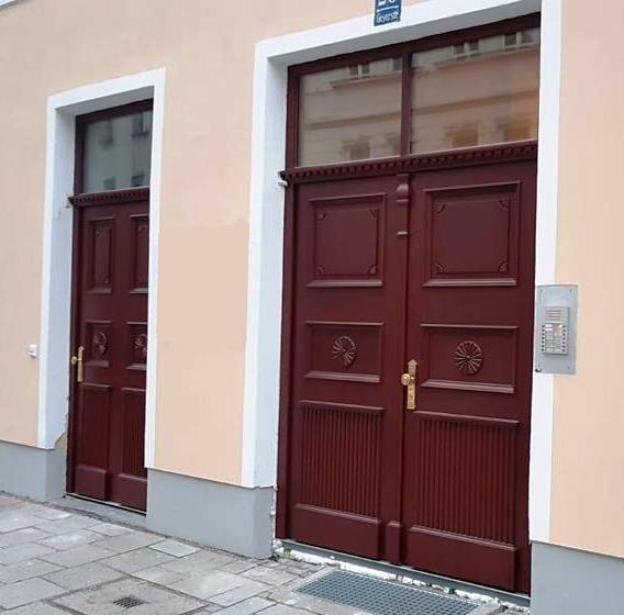 Holz-Haustüren in braun mit Oberlicht in München