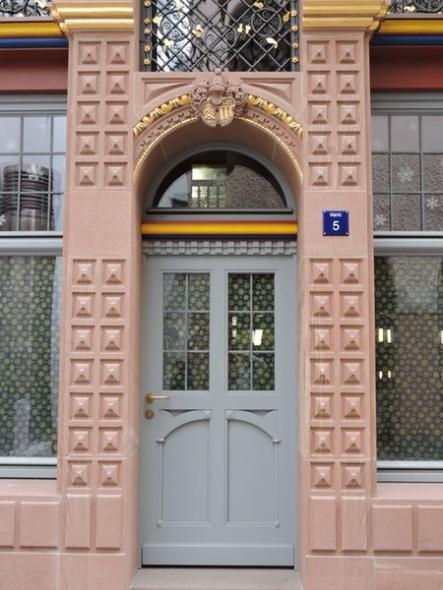 Eingangstür mit Rundbogen Oberlicht in Frankfurt am Main