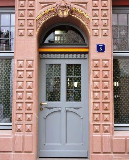 Eingangstür mit Rundbogen Oberlicht in Frankfurt am Main