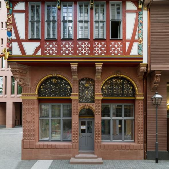 Eingangstür mit Rundbogen Oberlicht in Frankfurt am Main