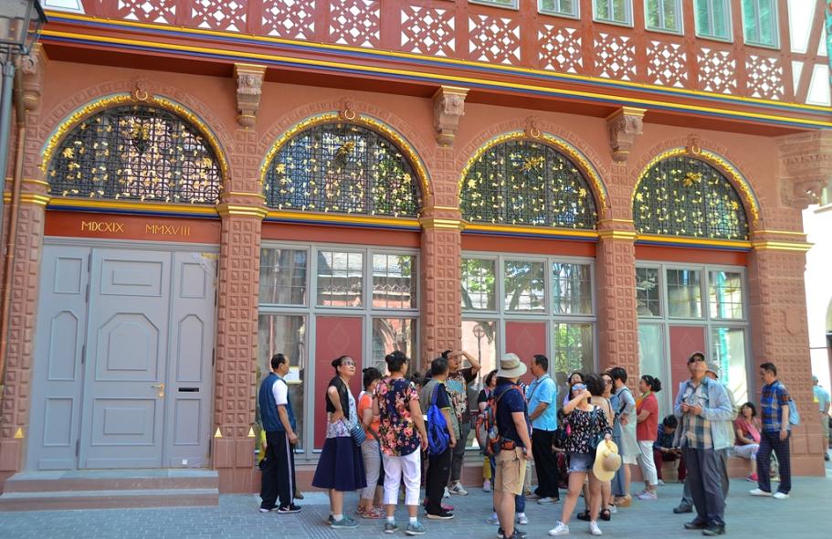 Eingangstür mit Rundbogen Oberlicht in Frankfurt am Main