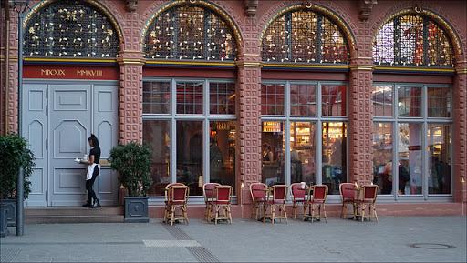 Eingangstür mit Rundbogen Oberlicht in Frankfurt am Main