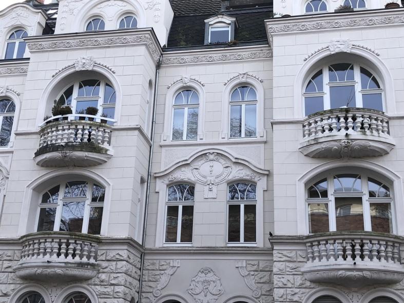 PaXcontur68 aus Eukalyptus für gründerzeitliches Mehrfamilienhaus in Köln 