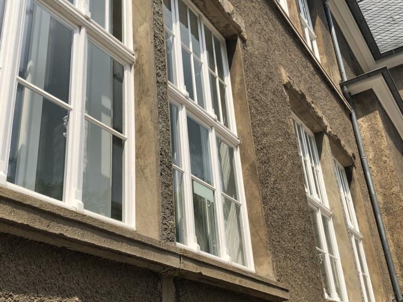 Innenvorfenster PaXcontur78 aus Eiche für Schule in Wülfrath Nahaufnahme