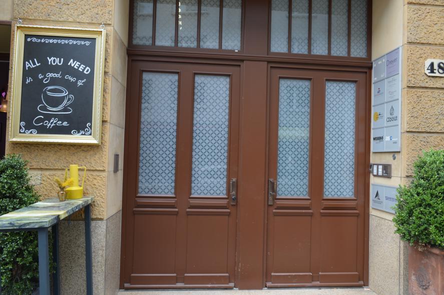Eingangstüren für Wohn- und Geschäftshaus in Frankfurt am Main