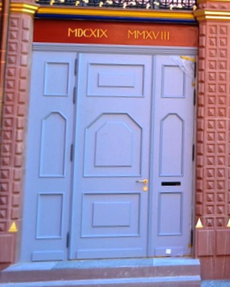 Eingangstür mit Rundbogen Oberlicht in Frankfurt am Main