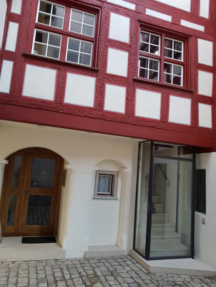 Haus- und Brettertür für Fachwerkhaus in Ulm restauriertes Fenster