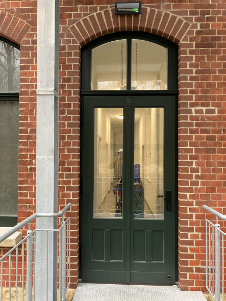 Zweiflüglige Haustür in Barsinghausen mit Glasausschnitt