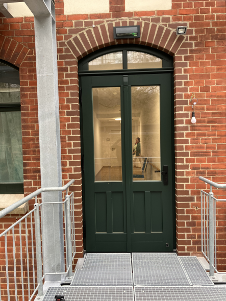 Zweiflüglige Haustür in Barsinghausen mit Glasausschnitt