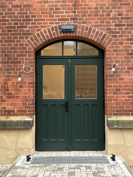 Zweiflüglige Haustür in Barsinghausen mit Glasausschnitt